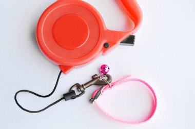 Kırmızı otomatik tasma ve pembe naylon evde beslenen hayvan yaka beyaz arka plan üzerinde