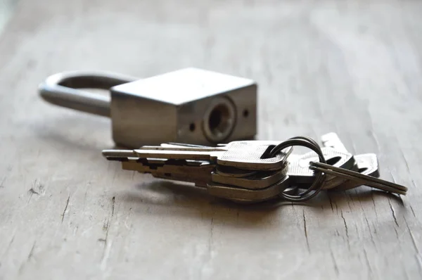 Κλειδαριά και το κλειδί ματσάκι για βρείτε ταιριάζουν στην ξύλινη σανίδα — Φωτογραφία Αρχείου