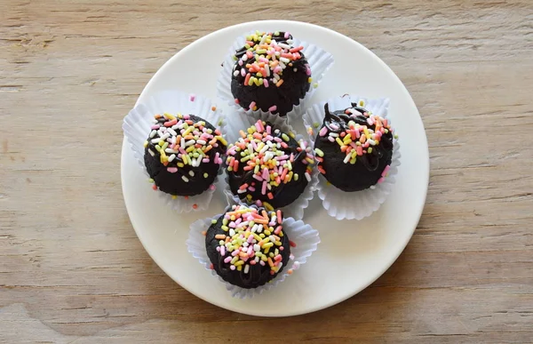 Chocolade bal topping kleurrijke snoep in de papierlade — Stockfoto