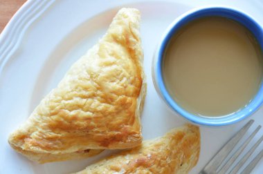 gevrek domuz sosis pasta yemek kahve ile çift çanak üzerinde