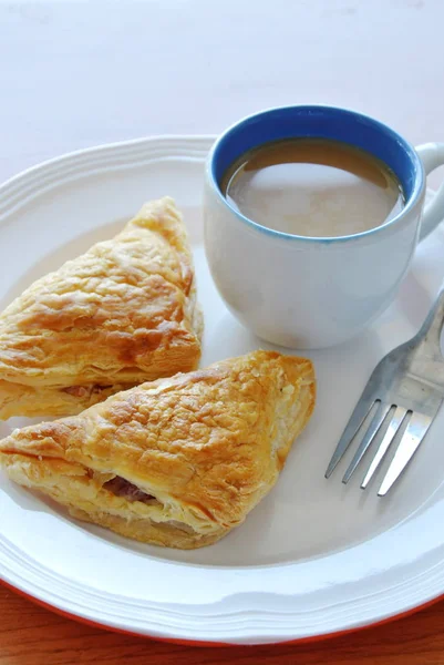 Torta de salsicha de porco crocante comer casal com café no prato — Fotografia de Stock