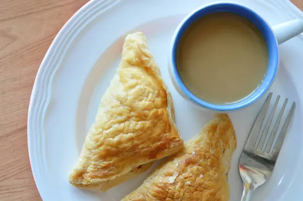 Crujiente pastel de salchicha de cerdo comer pareja con café en el plato —  Fotos de Stock