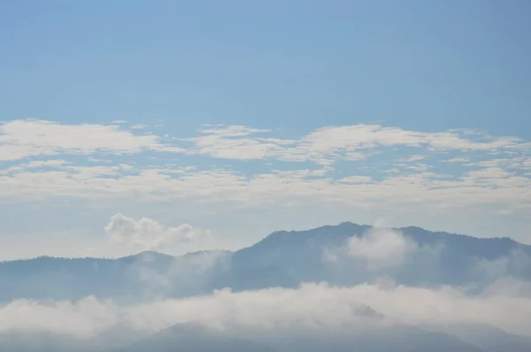 霧と晴れた日に山に浮かぶ曇り — ストック写真