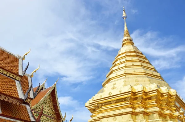 Wat Phrathat Doi Suthep templo antigo e santo na Tailândia — Fotografia de Stock