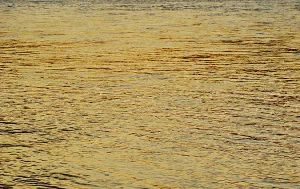 Luz dourada no pôr do sol reflexão sobre o rio — Fotografia de Stock