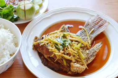 zencefil soya sosu giyinme kızarmış pilav ile balık ve baharatlı karides sosu yapıştırın