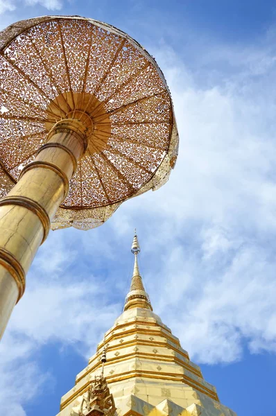 Gyllene pagod innehåller Buddha aska på Wat Phrathat Doi Suthep antika tempel i Thailand — Stockfoto