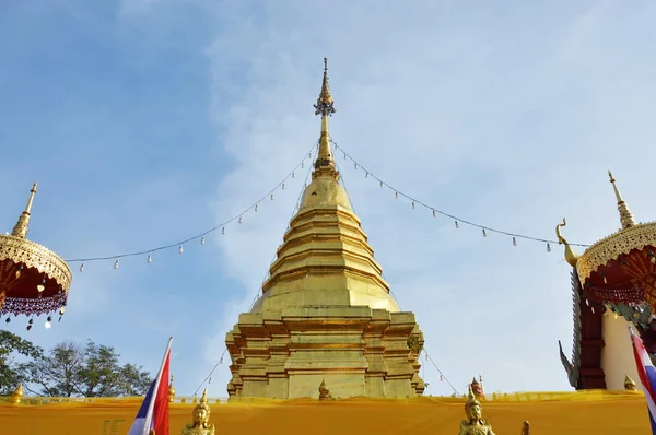 Золота пагода містять Будди попелу переплітається молиться тканини в древній храм в Таїланді — стокове фото