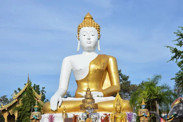 Santa grande immagine di Buddha bianco in Wat Phrathat Doi Kham antico tempio in Thailandia — Foto Stock