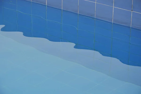 Reflection of water wave ripple on blue tile pool edge — Stock Photo, Image