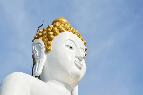 Immagine Buddha bianco in Wat Phrathat Doi Kham antico tempio in Thailandia — Foto Stock