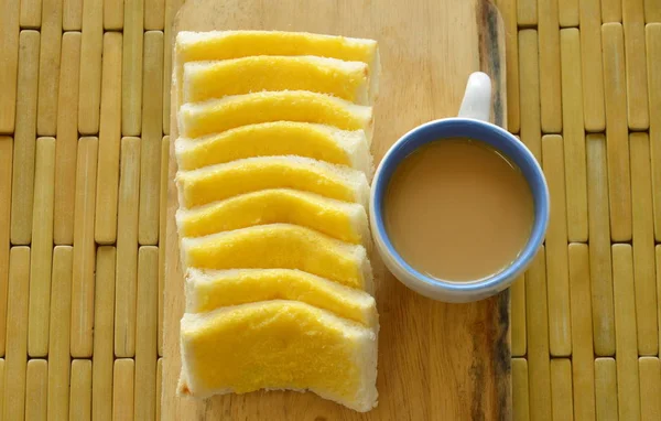 Mentega dressing roti gula dan kopi di blok kayu potong — Stok Foto