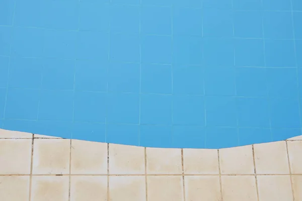 Borda curva da piscina azulejo azul — Fotografia de Stock