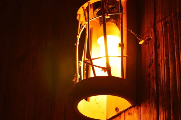 Elektrisk lampa retro stil hängande på bambu vägg i natten — Stockfoto