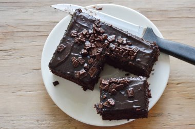 çikolata tereyağı pasta tabak üzerinde parça için kesmek