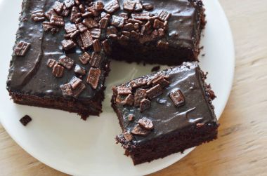 çikolata tereyağı pasta tabak üzerinde parça için kesmek