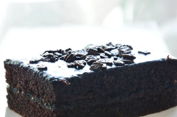 Çikolata tereyağı pasta beyaz bulaşık üzerindeki fişlere tepesi — Stok fotoğraf