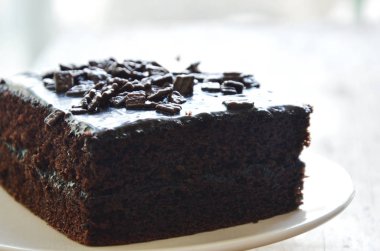 Çikolata tereyağı pasta çanak üzerinde