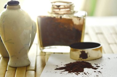 küçük beyaz kağıt üzerinde nefes tarafından kullanılan kuru burun tütün