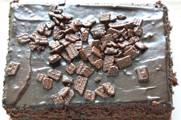 Шоколадный пирог на блюде — стоковое фото