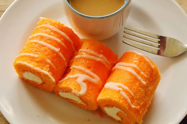 Orangenmarmeladenbrötchen gefüllt Sahne essen Paar mit Kaffee auf Teller — Stockfoto