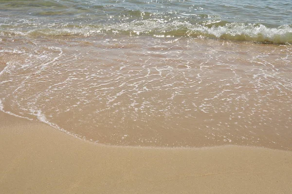 Água do mar jogar para praia em dia ensolarado — Fotografia de Stock