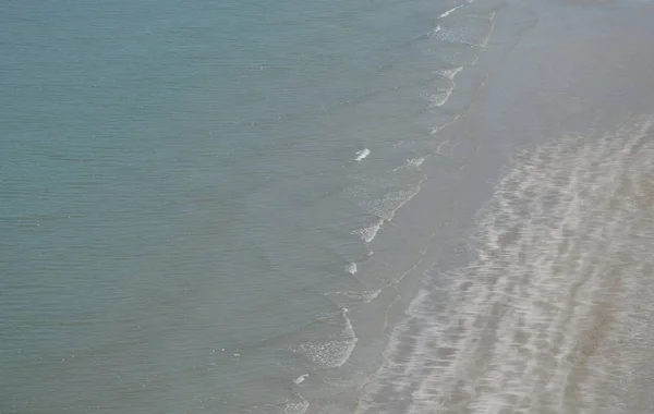 Surf d'eau de mer verte à plage de sable blanc — Photo