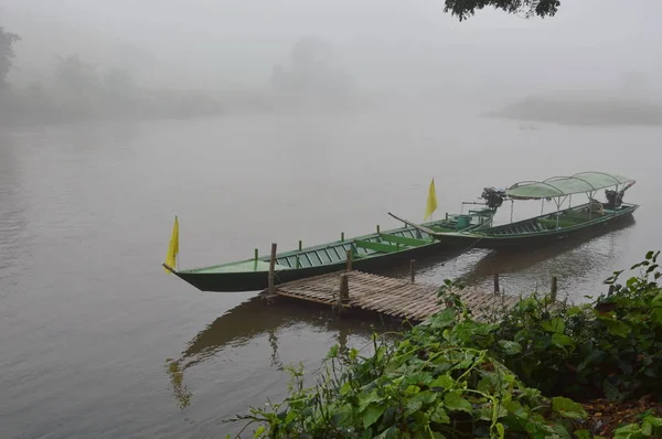 Quayside sabah sis ile yakınındaki demirleme uzun kuyruk motorlu tekne — Stok fotoğraf