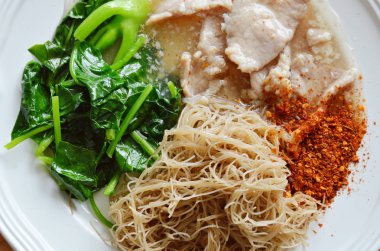 Erişte Erişte soyunma domuz eti et suyu sosu plaka üzerinde kızarmış