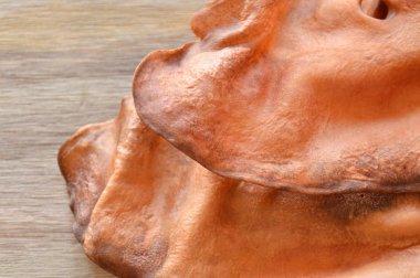 evde beslenen hayvan Aperatif kurutulmuş kulak inek ahşap tahta üzerinde emin gerçek et için döngü ile