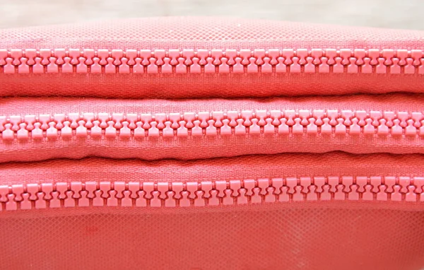 Warna merah tas zipper slide dibuka di papan kayu — Stok Foto