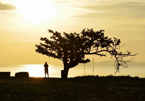 Silhueta viajante homem foto impressionar vista do mar e do céu no nascer do sol — Fotografia de Stock