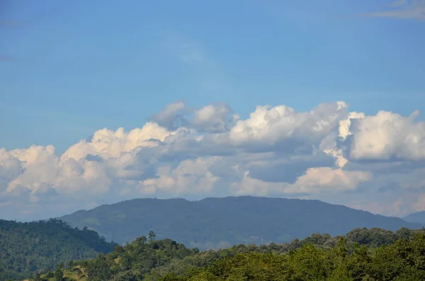 Berglandschap en bewolkte achtergrond in zonnige dag — Stockfoto