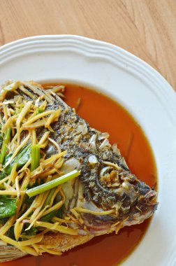 derin kızarmış balık soyunma zencefil soya sosu plaka üzerinde kafa.