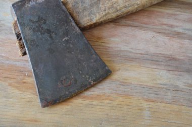 eski demir balta tahta üzerinde Ahşap Saplı