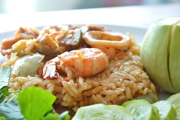 Frutos do mar de arroz fritos picantes e carne de porco com berinjela em molho de pasta de camarão no prato — Fotografia de Stock