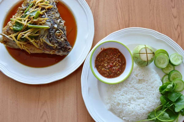 Ikan goreng kepala saus jahe kecap makan dengan nasi dan saus udang pedas — Stok Foto