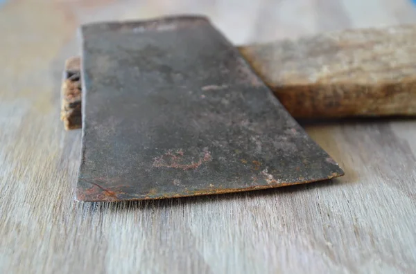 Vecchia ascia di ferro con manico in legno su tavola — Foto Stock