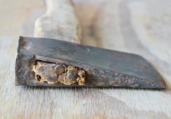 Ascia in ferro con manico in legno su tavola — Foto Stock