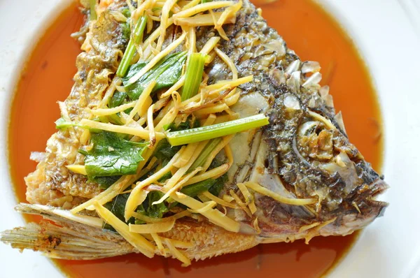 Смажена рибна головка, заправка імбирного соєвого соусу на тарілці — стокове фото
