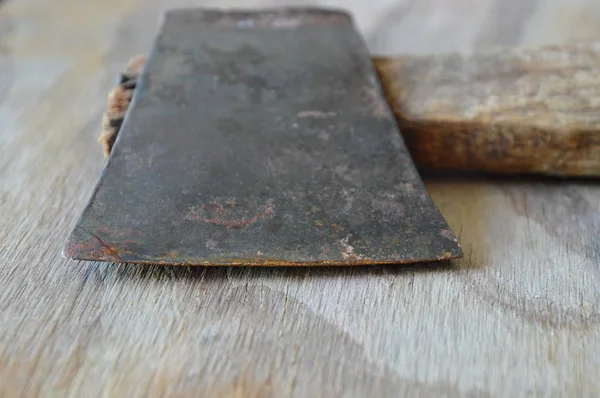 Lama ascia in ferro con manico in legno su tavola — Foto Stock