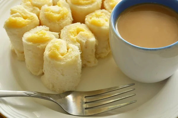 Brot gefüllte Butterbrötchen essen mit Kaffee auf Teller — Stockfoto