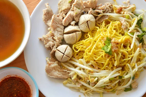 Chinese gele noodle topping varkensvlees bal en soep met chili saus — Stockfoto