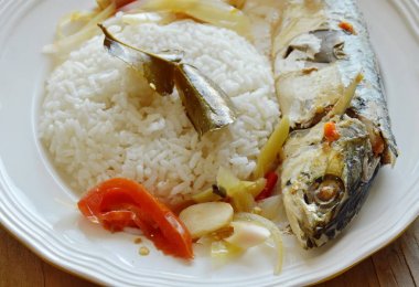 ot ve plaka üzerinde pirinç haşlanmış baharatlı uskumru