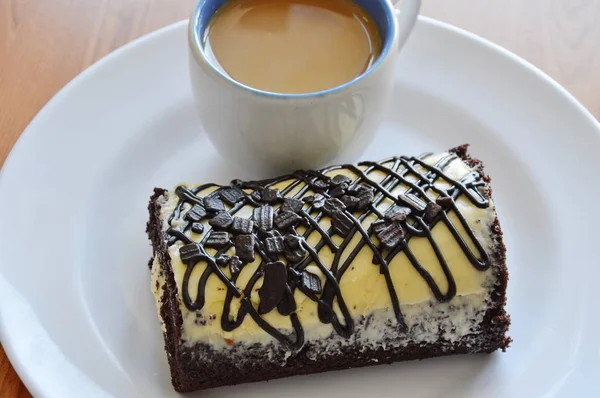 Gâteau au chocolat rouleau rempli de crème manger couple avec café sur le plat — Photo
