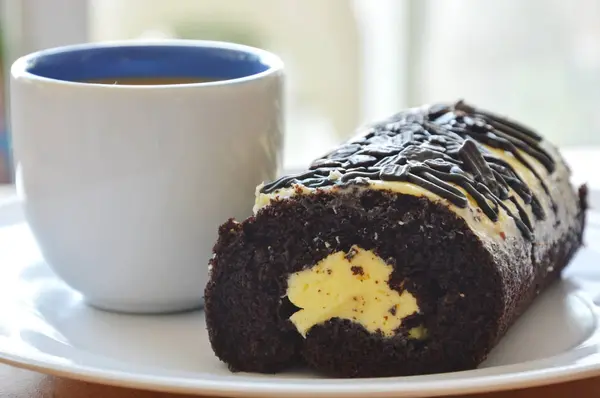 Chocolate mermelada rollo lleno crema comer pareja con café en el plato — Foto de Stock