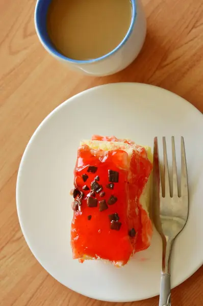 Kue mentega strawberry topping chocolate chip dengan garpu di piring — Stok Foto