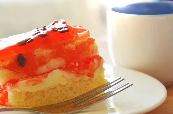 草莓黄油蛋糕顶部巧克力片叉子和咖啡杯 — 图库照片