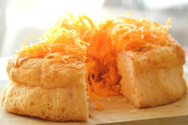 Goldene Eierfäden Kuchen Stück für Stück auf hölzernen Kotelett geschnitten — Stockfoto