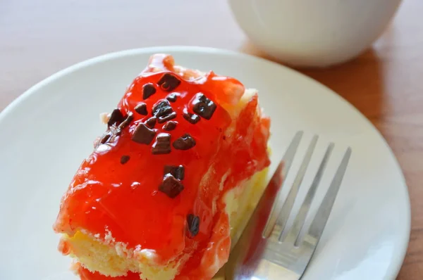 Gâteau au beurre de fraise garniture pépite de chocolat avec fourchette et tasse de café — Photo